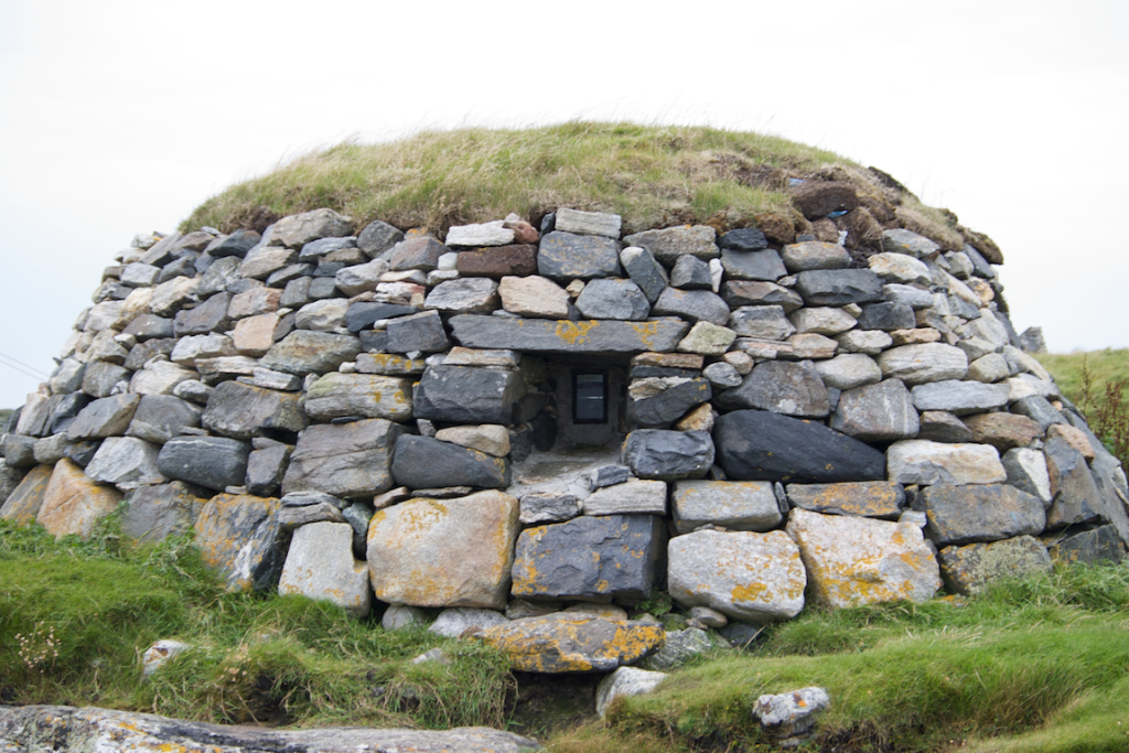 The_Hut_of_the_Shadows,_Lochmaddy_2015396660