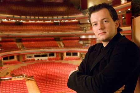 andris-nelsons-14-close-credit-adrian-burrows.jpg